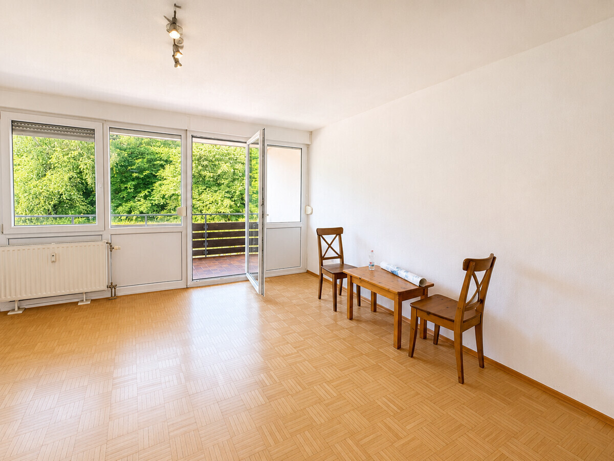 Helles Wohnzimmer mit Balkon