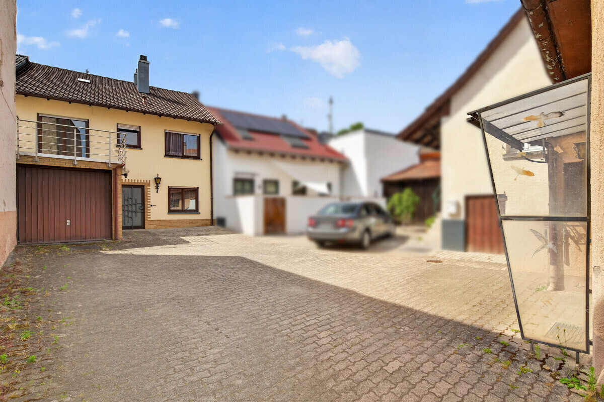 Hof vor dem Haus