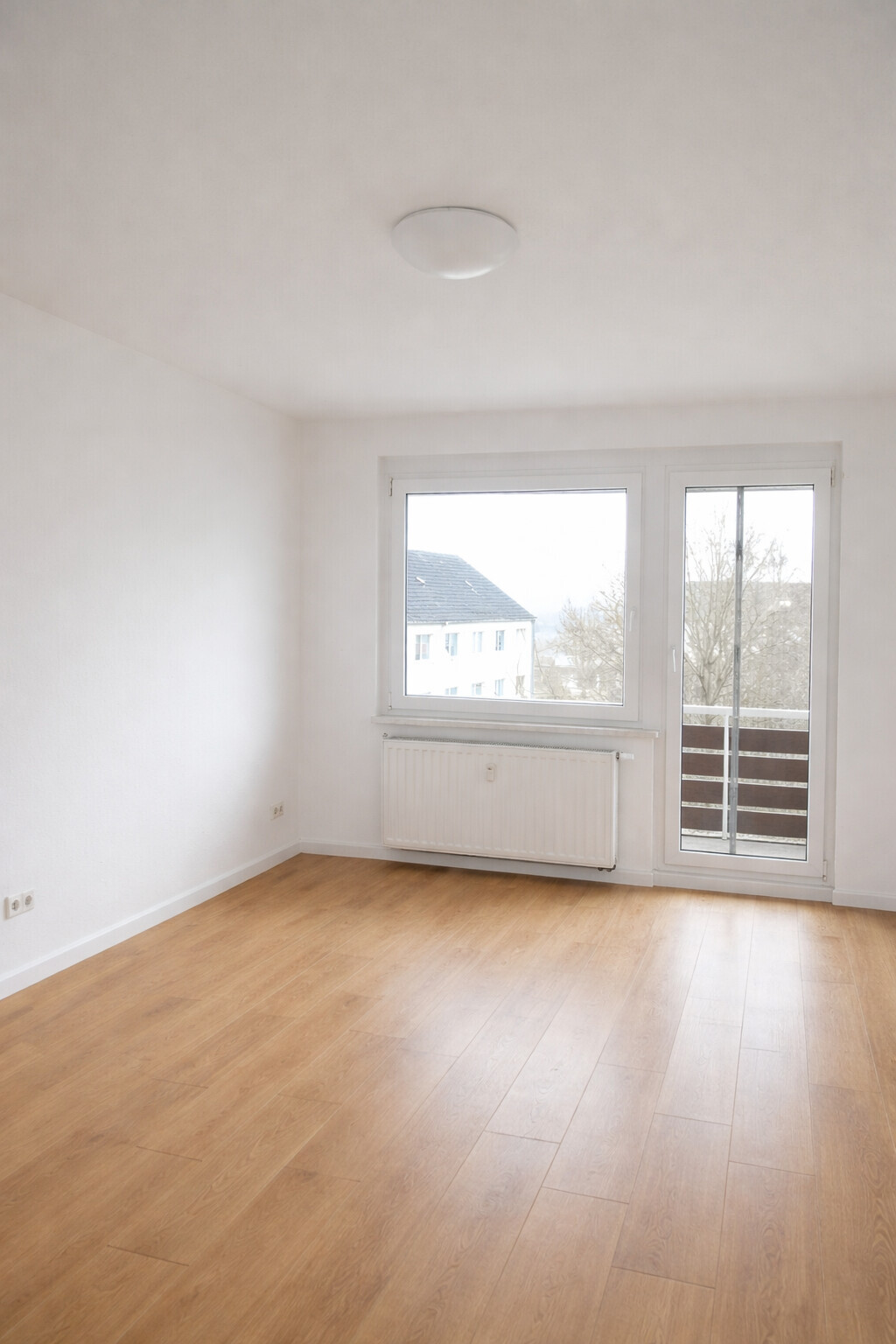 Helles, modernes Wohnzimmer mit Balkon