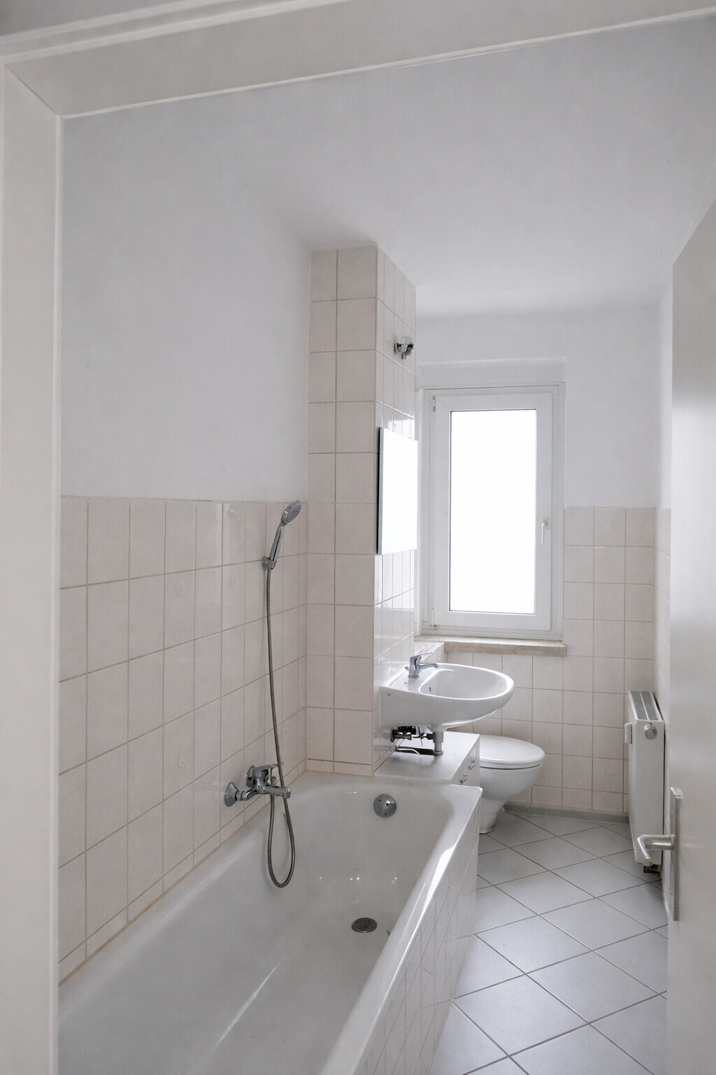 Helles modernes Badezimmer im Tageslicht