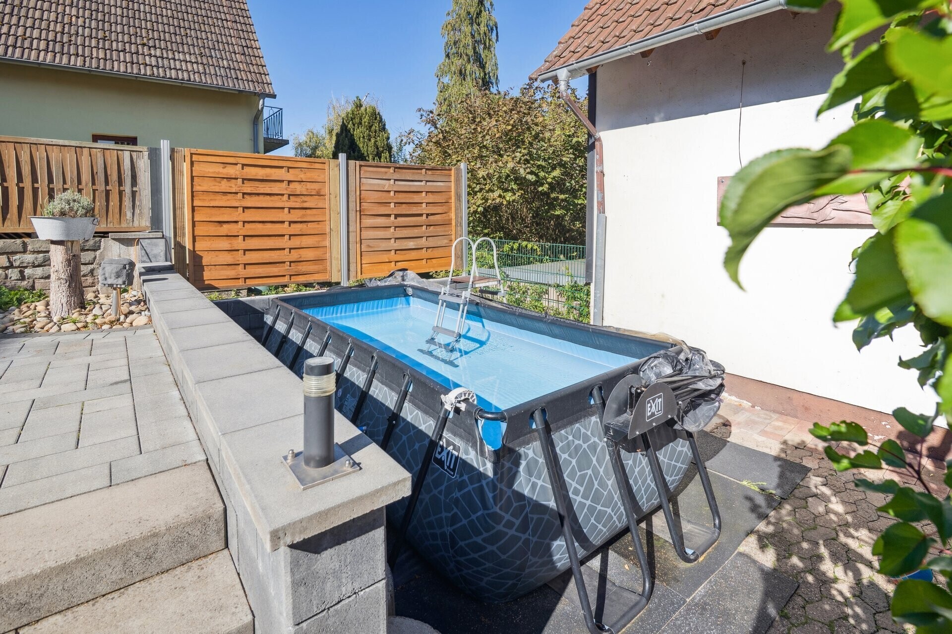 Außenbereich mit Pool