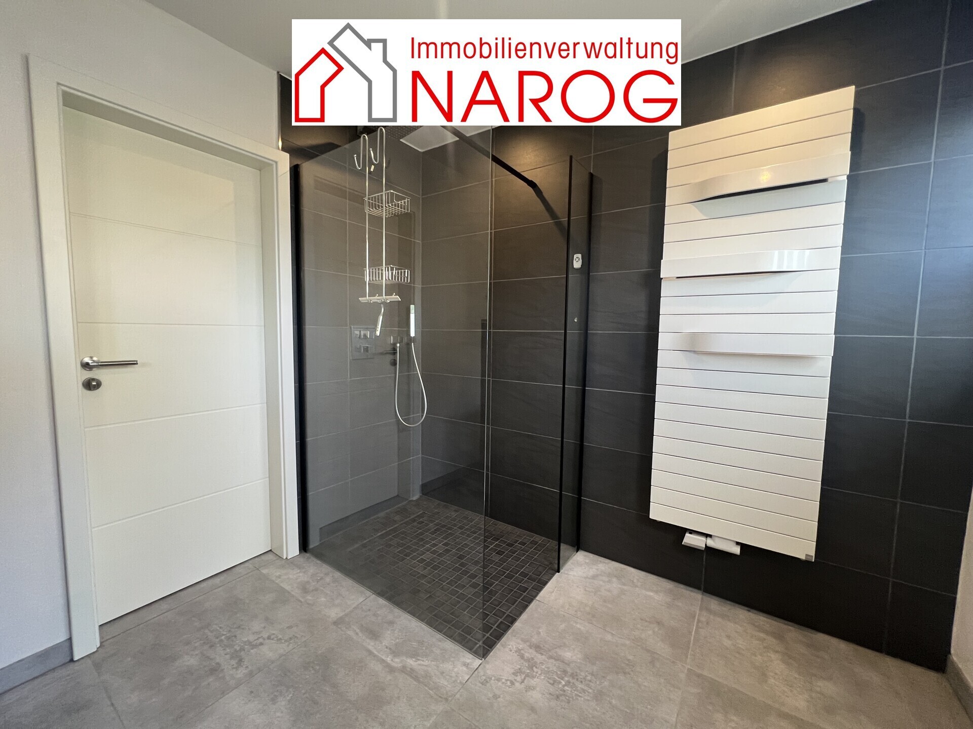 Badezimmer mit exklusiven Handtuchheizkörper