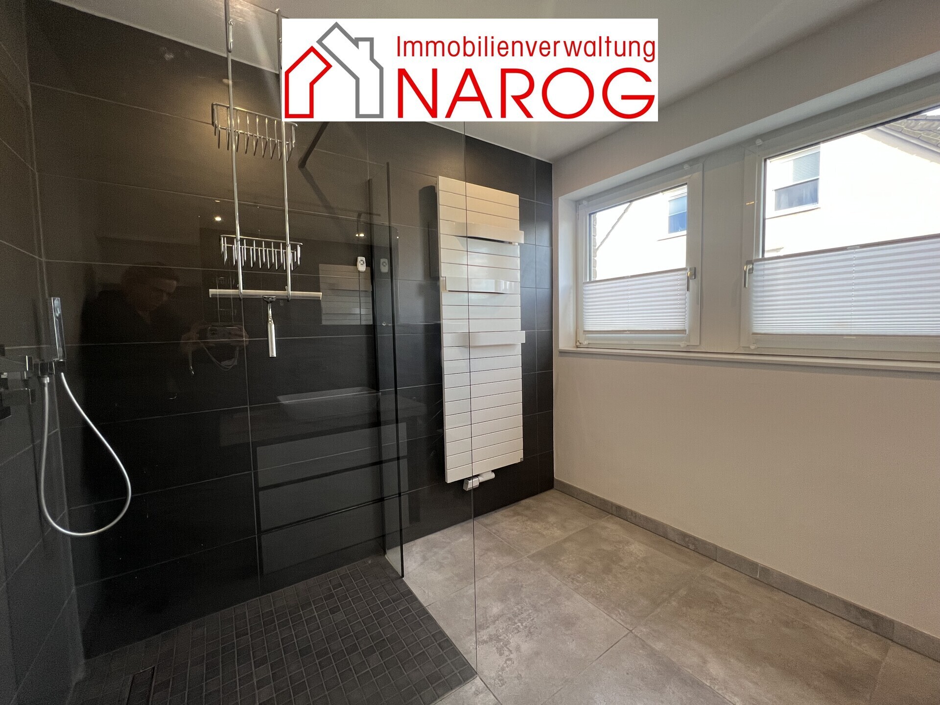 Badezimmer mit ebenerdiger Regenfalldusche