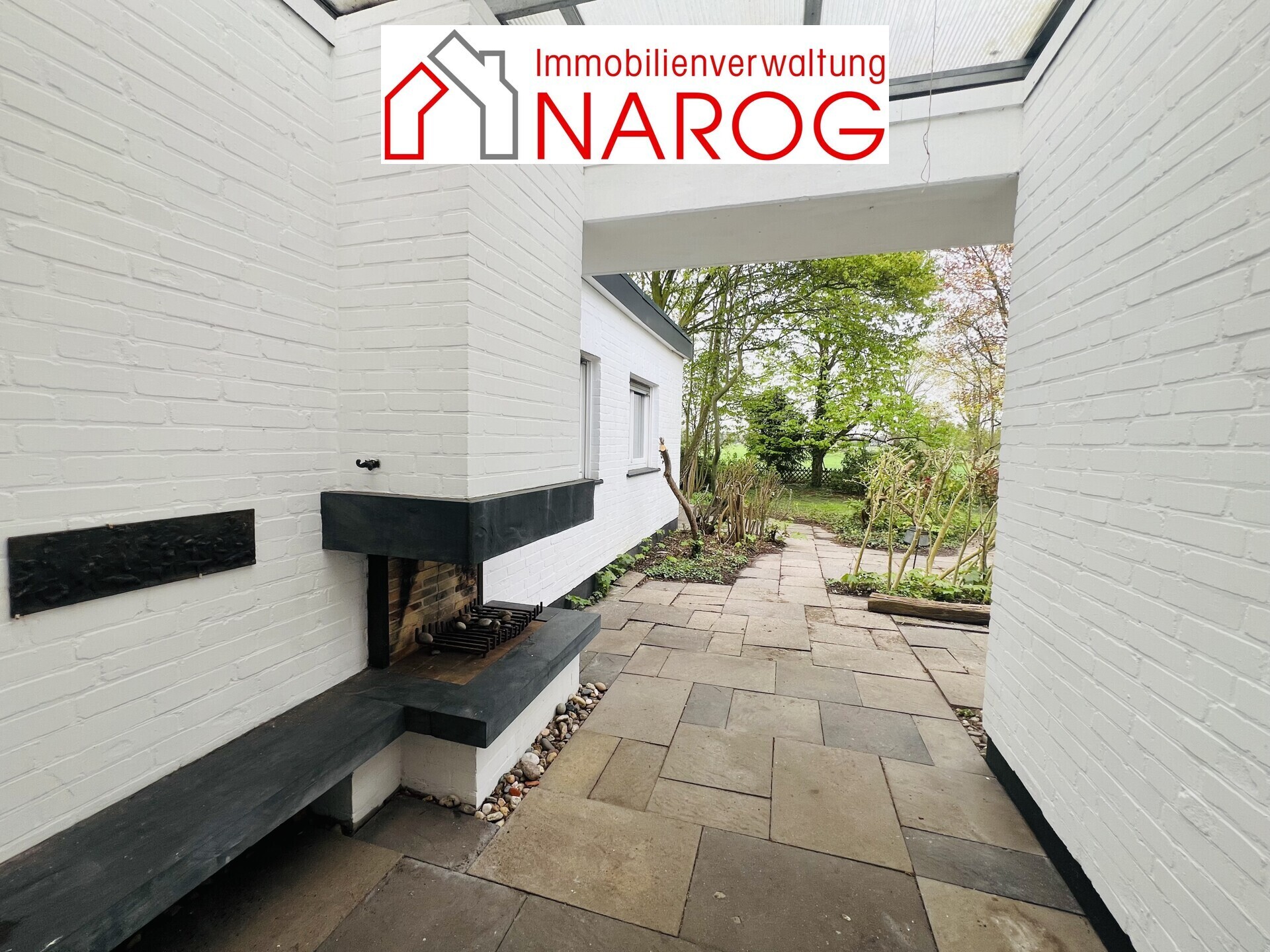 überdachte Terrasse mit offenem Kamin