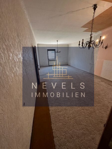 Wohnzimmer mit Blick zur Strassenseite