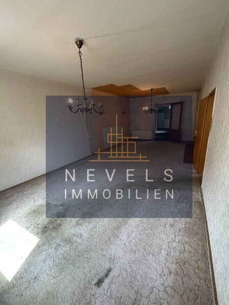 Wohnzimmer mit Blick zum Bad