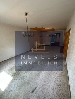 Wohnzimmer mit Blick zum Bad