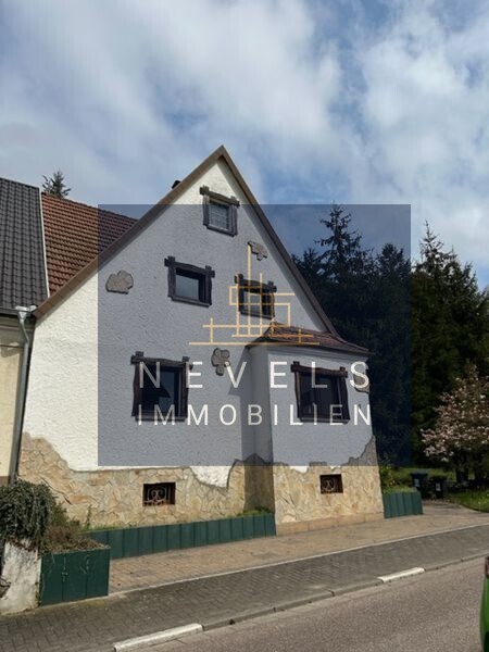Haus Seitenansicht mit Stellplätzen