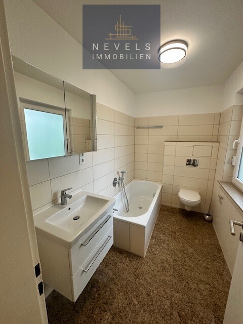 Hauptbad inkl. Badewanne 