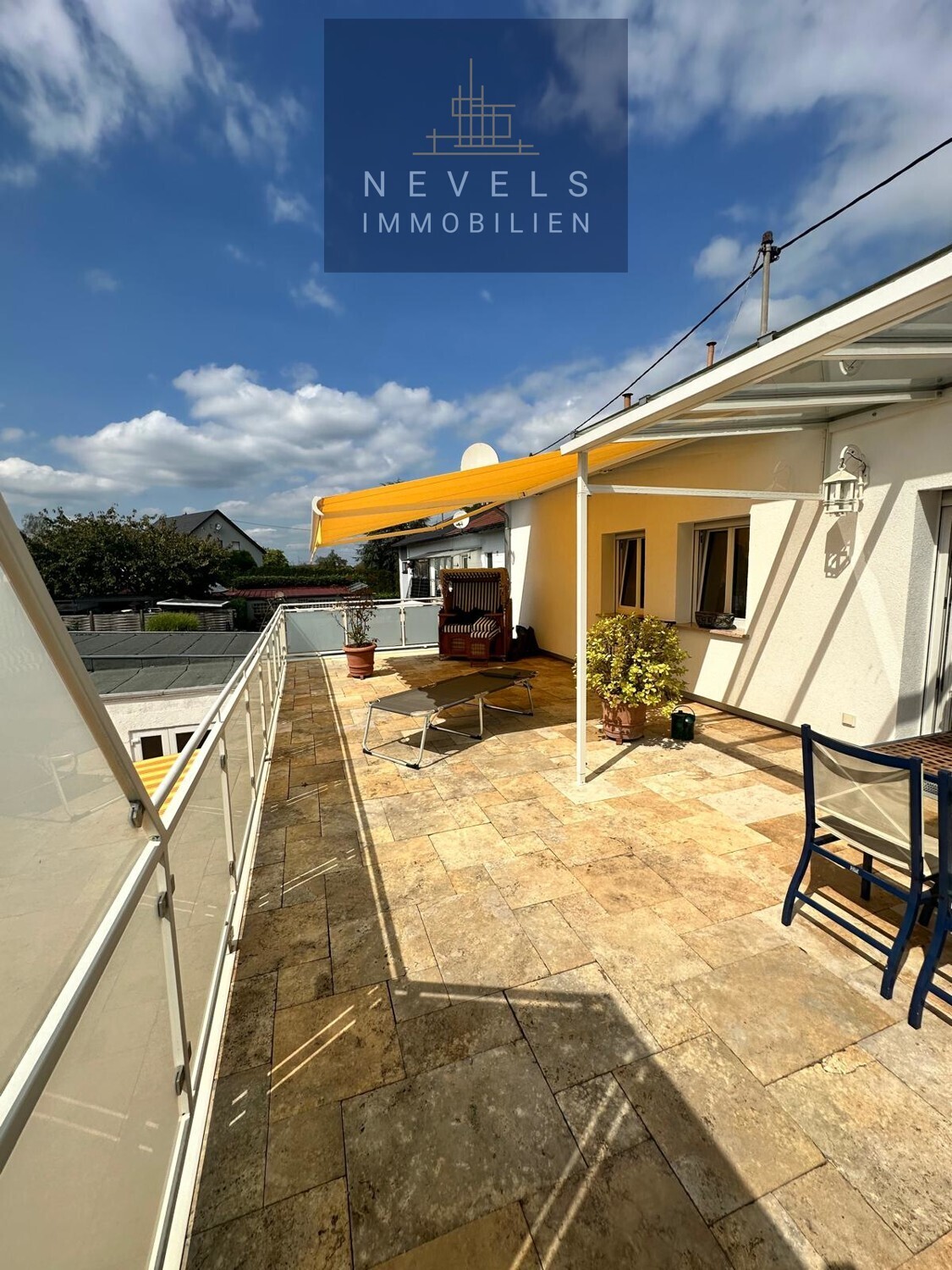Terrasse Obergeschoss mit Markise