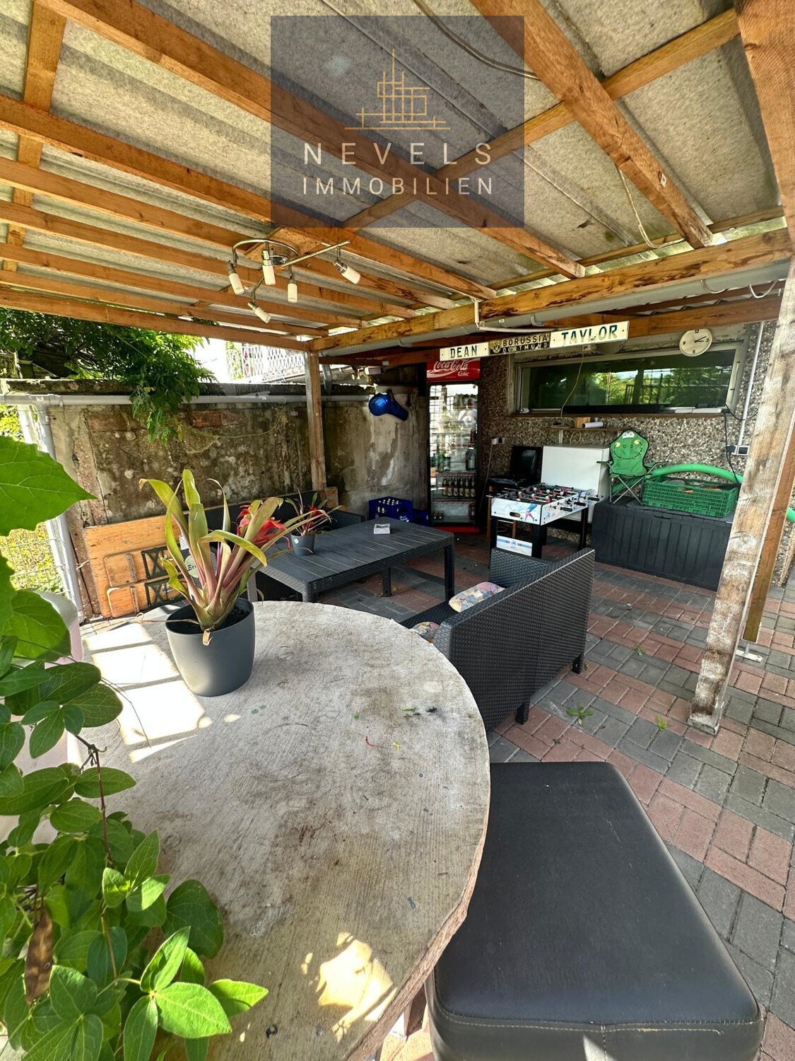Überdachte Gartenterrasse
