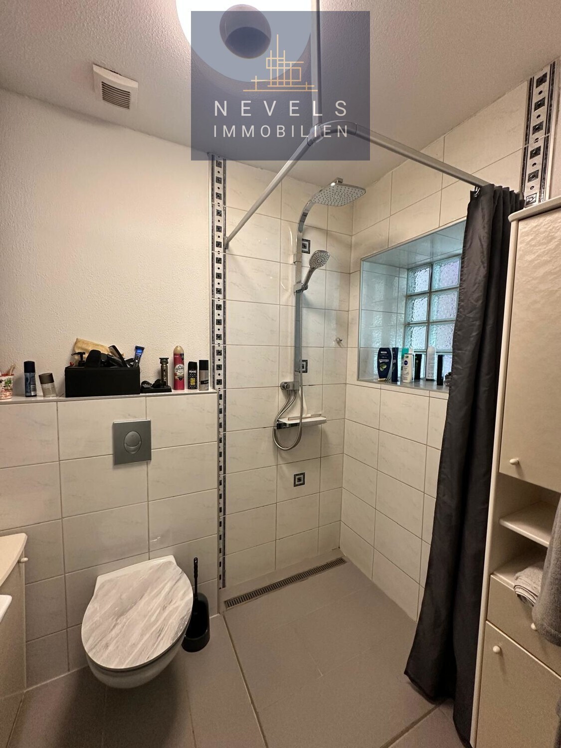 Modernes Badezimmer
