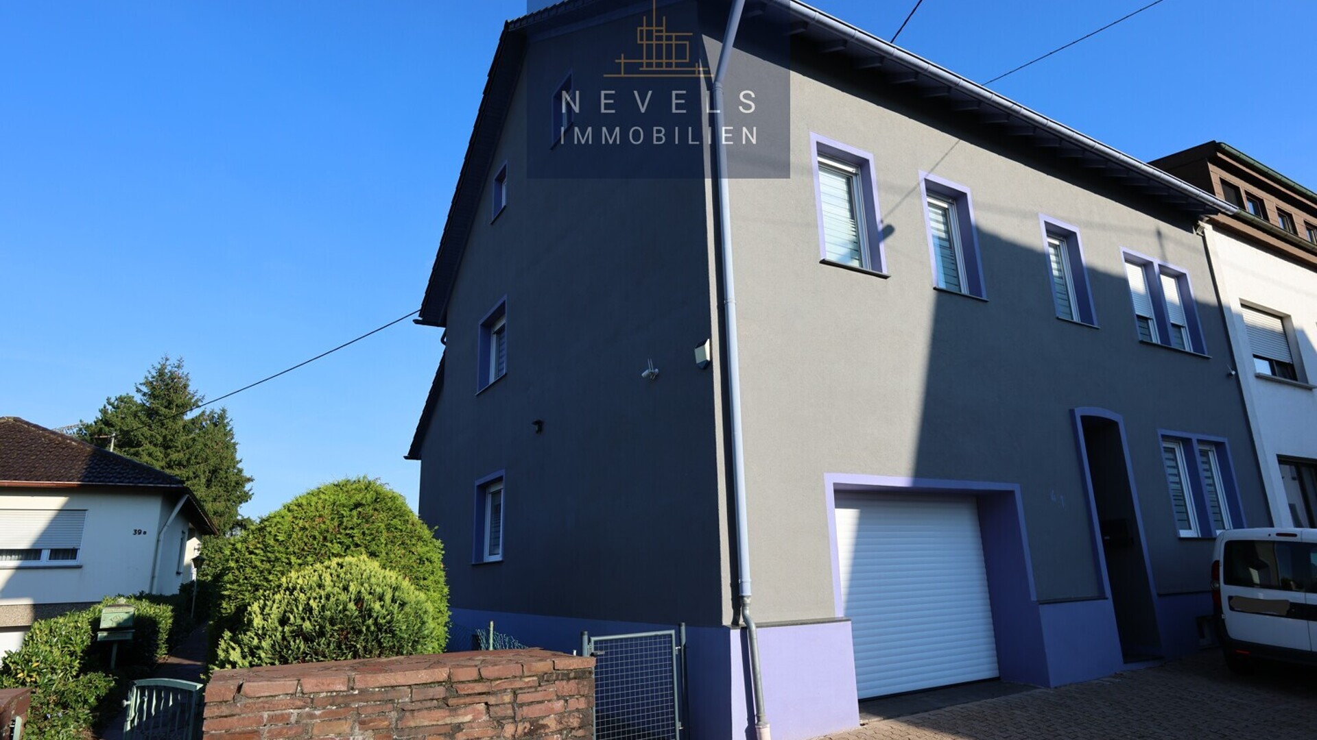 Haus Front mit neuem Rolltor