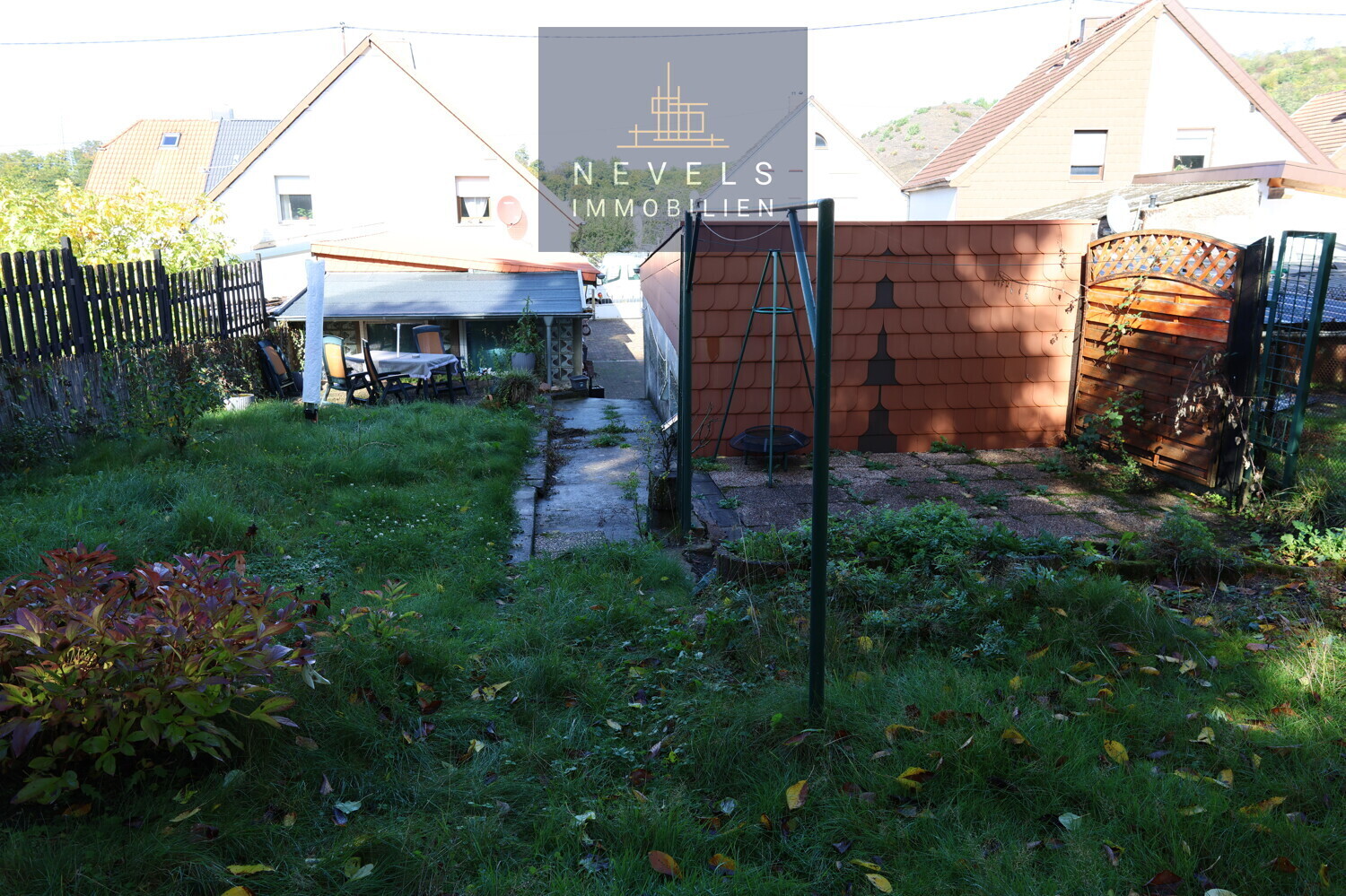 Garten mit Terrasse und Grillplatz