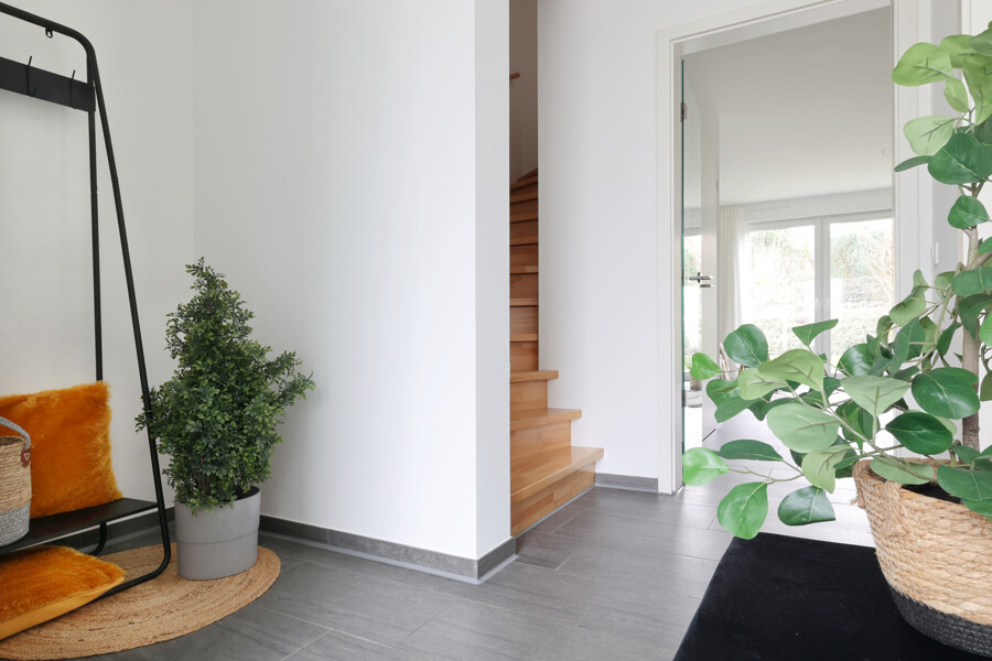 Garderobe und Treppe ins OG