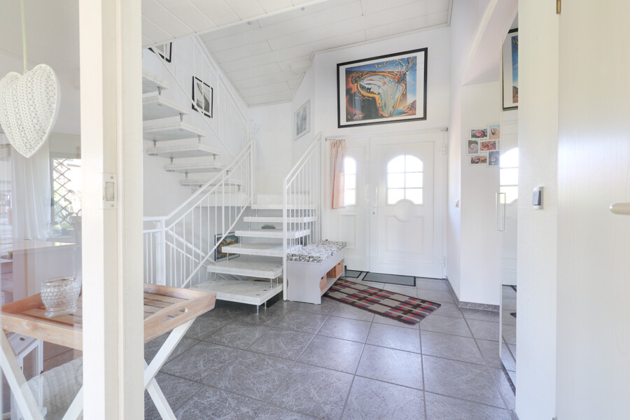 Diele mit Treppe ins DG