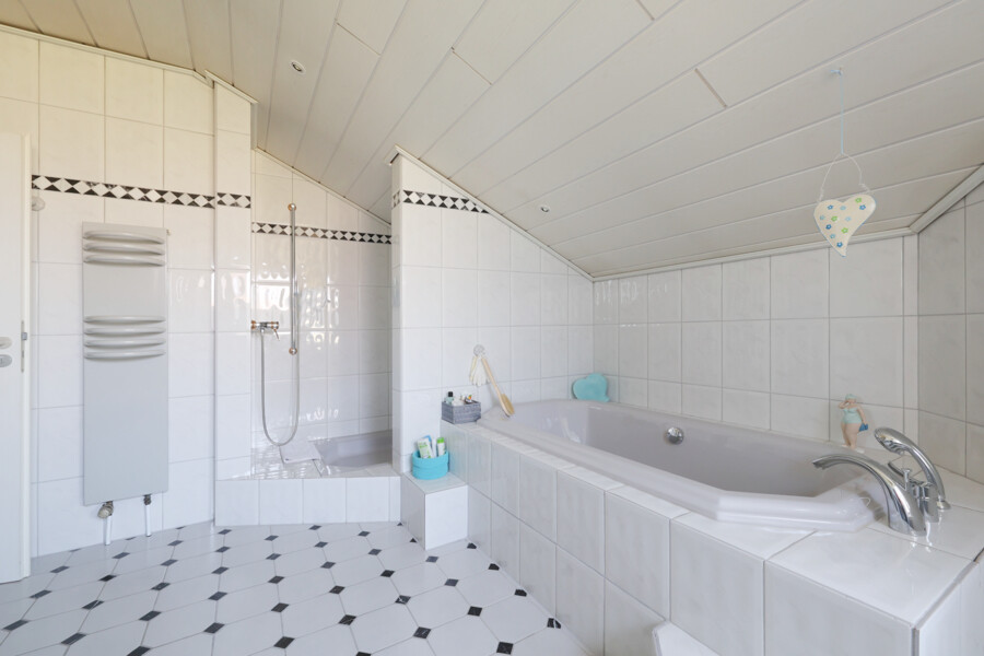 Bad mit Dusche und Wanne