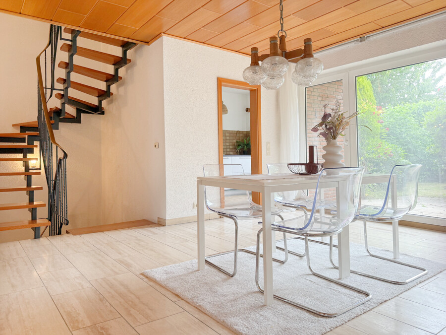 Esszimmer und Treppe ins OG