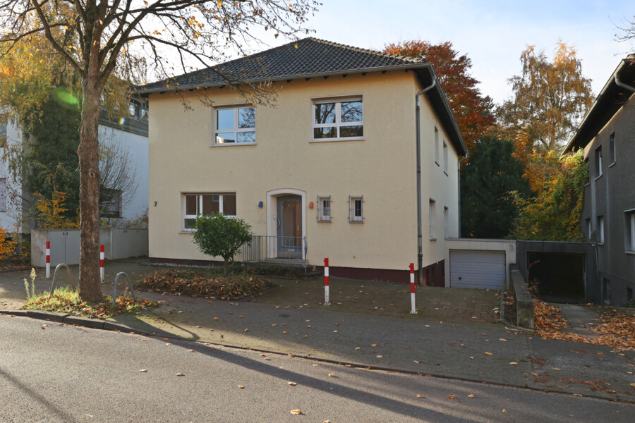Ansicht Straße mit Garage