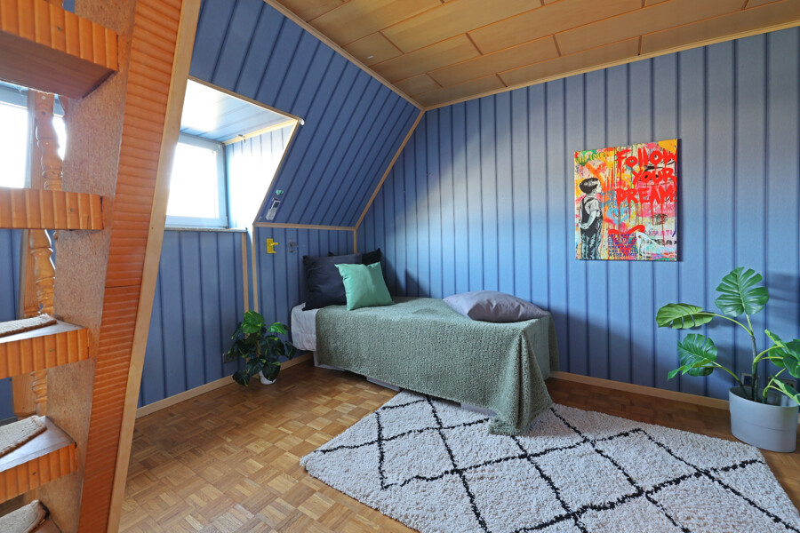 Kinderzimmer 1 mit Treppe zum Spitzboden