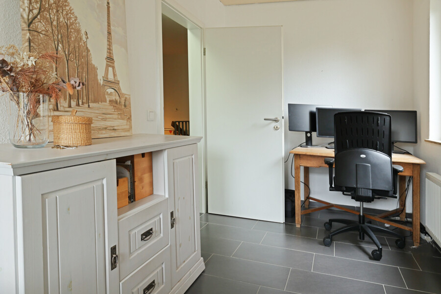 Schlafzimmer mit Arbeitsplatz