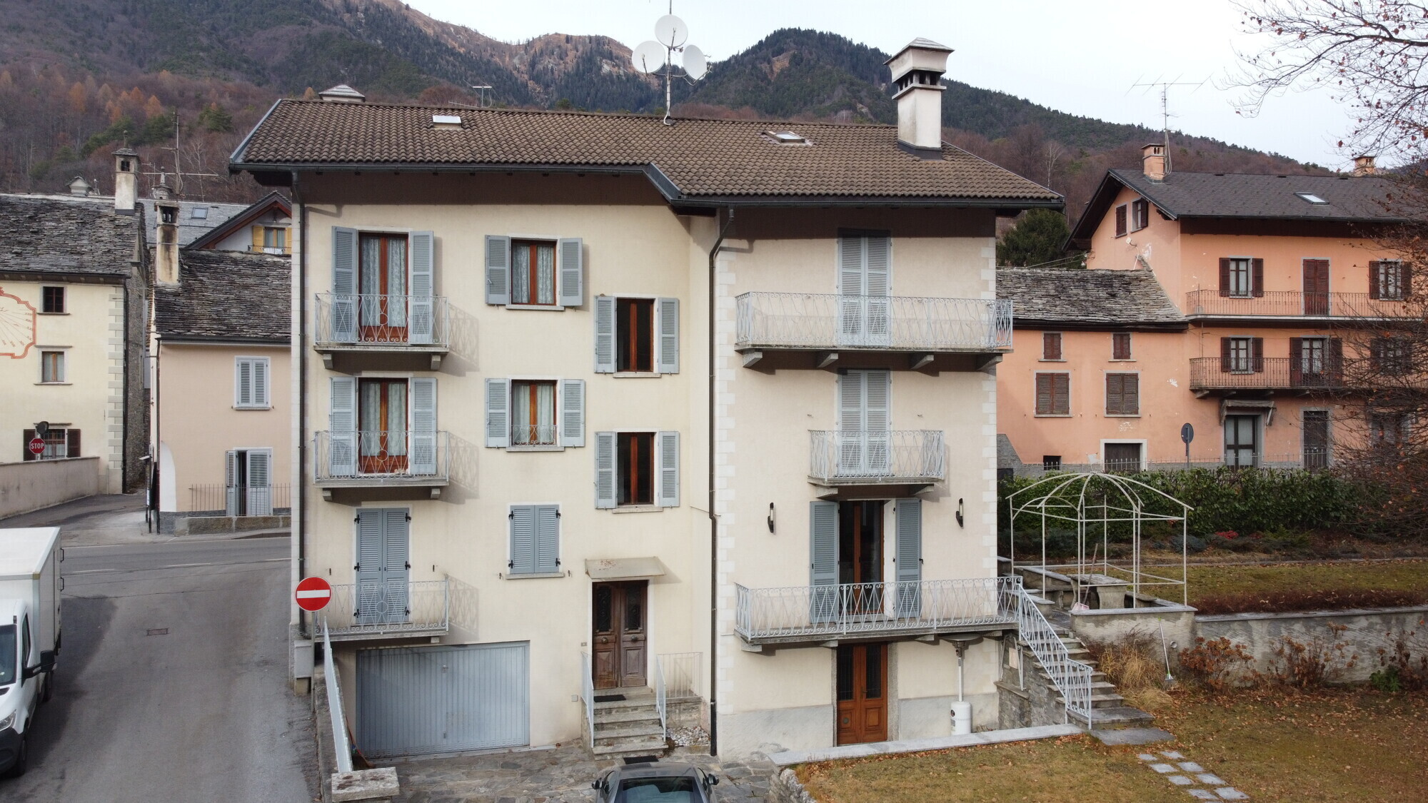  8 FACCIATA PRINCIPALE