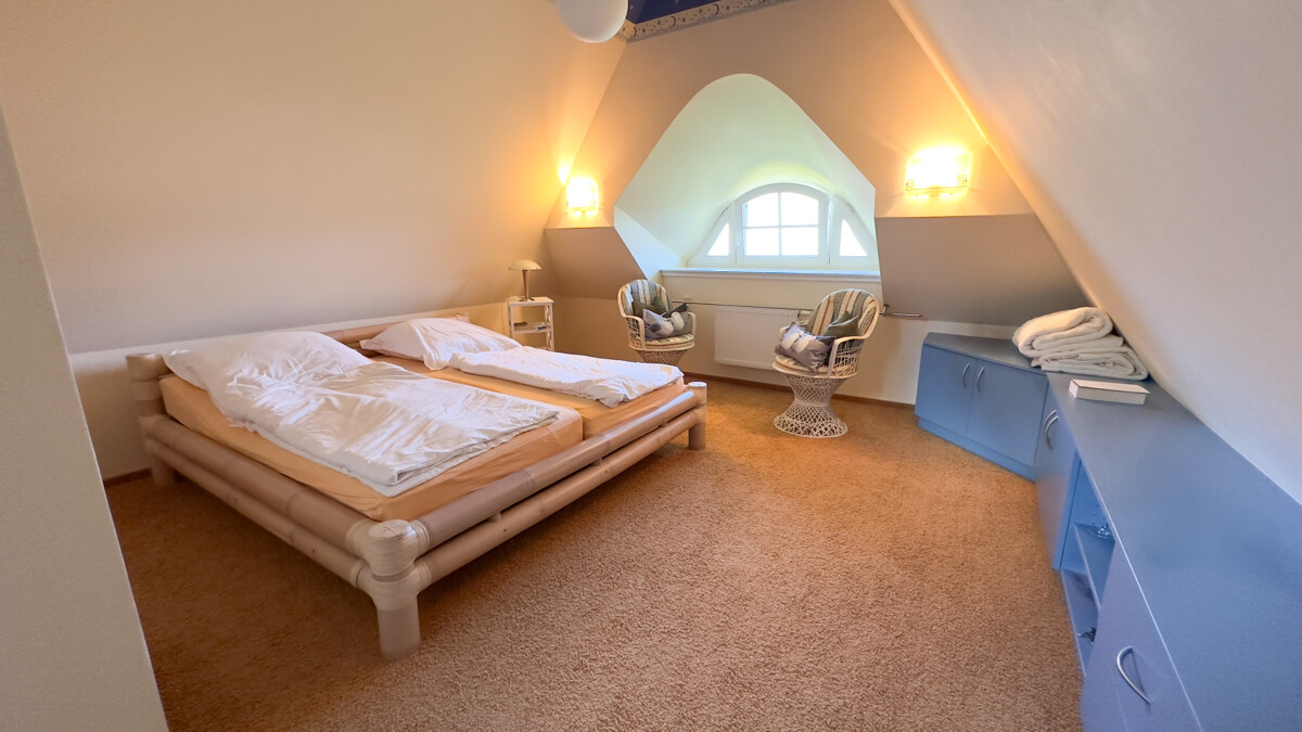 Schlafzimmer DG