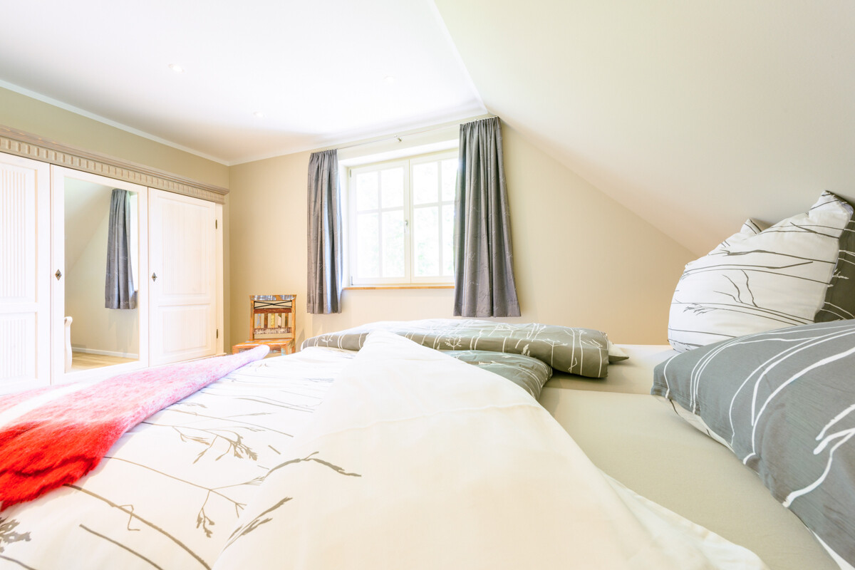 Schlafzimmer 1
