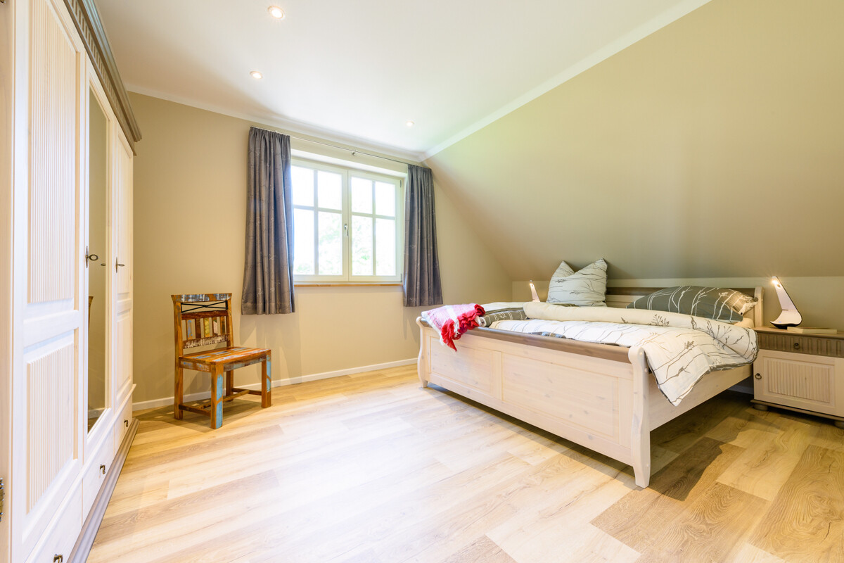 Schlafzimmer 1
