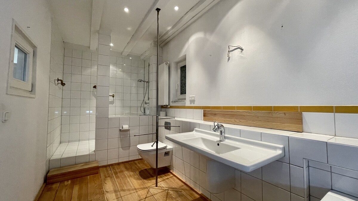 1. Badezimmer mit Dusche