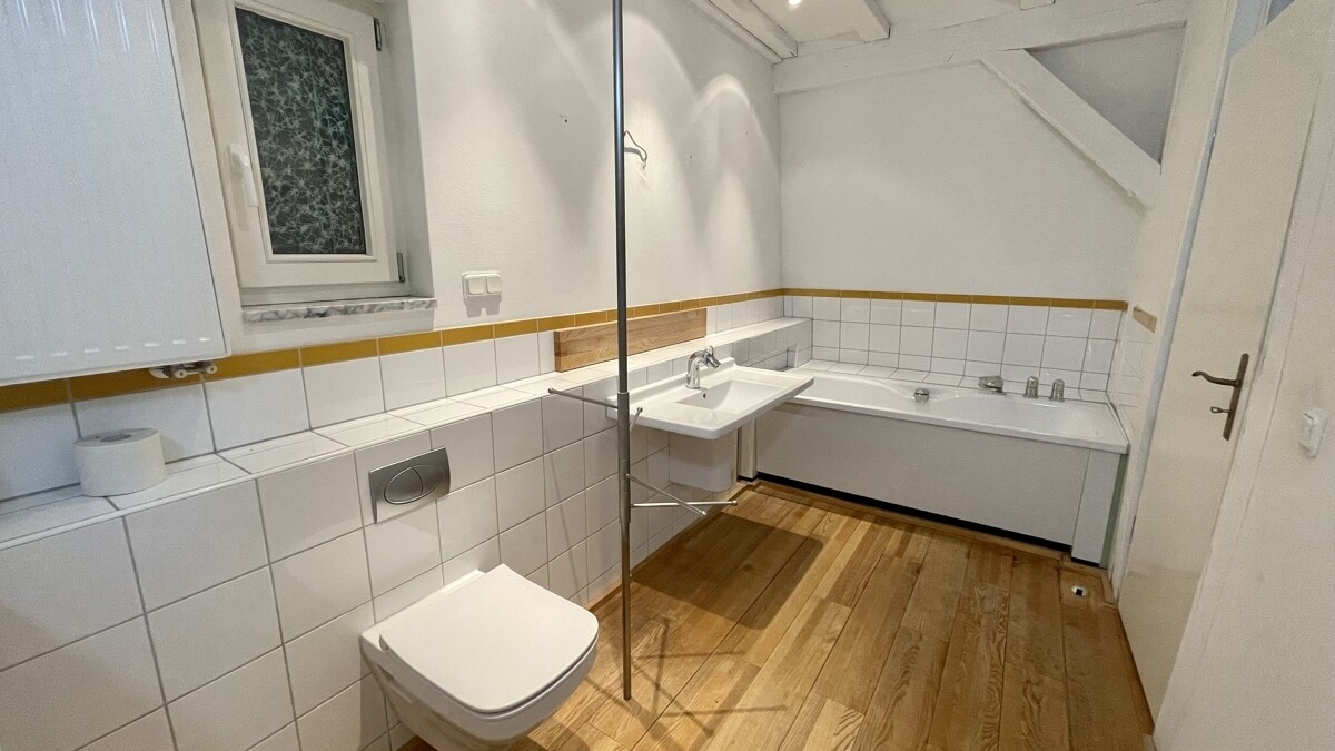 1. Badezimmer mit Badewanne 
