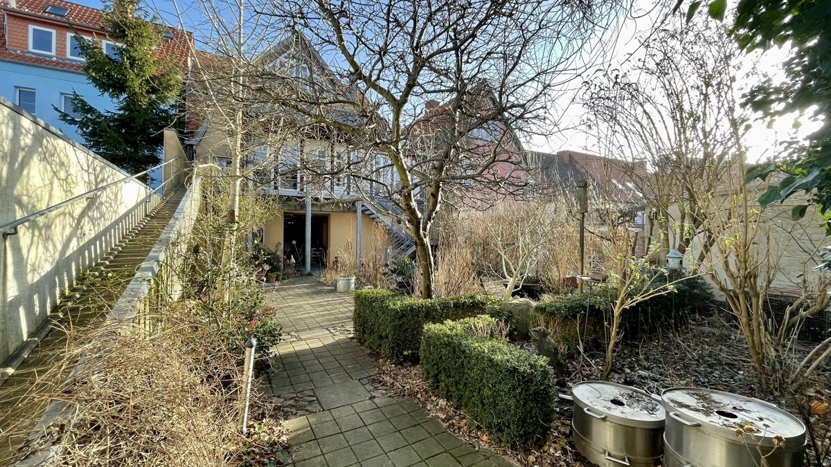 Garten im Hinterhof mit Hundetreppe