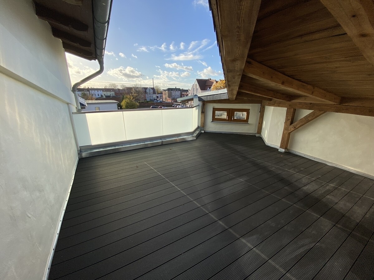 die teilüberdachte Dachterrasse