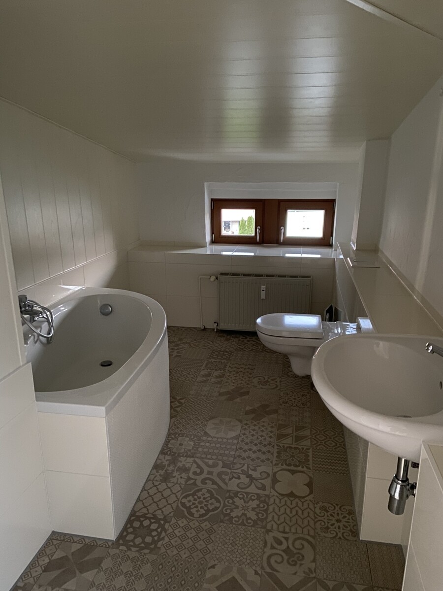 das Bad mit Badewanne