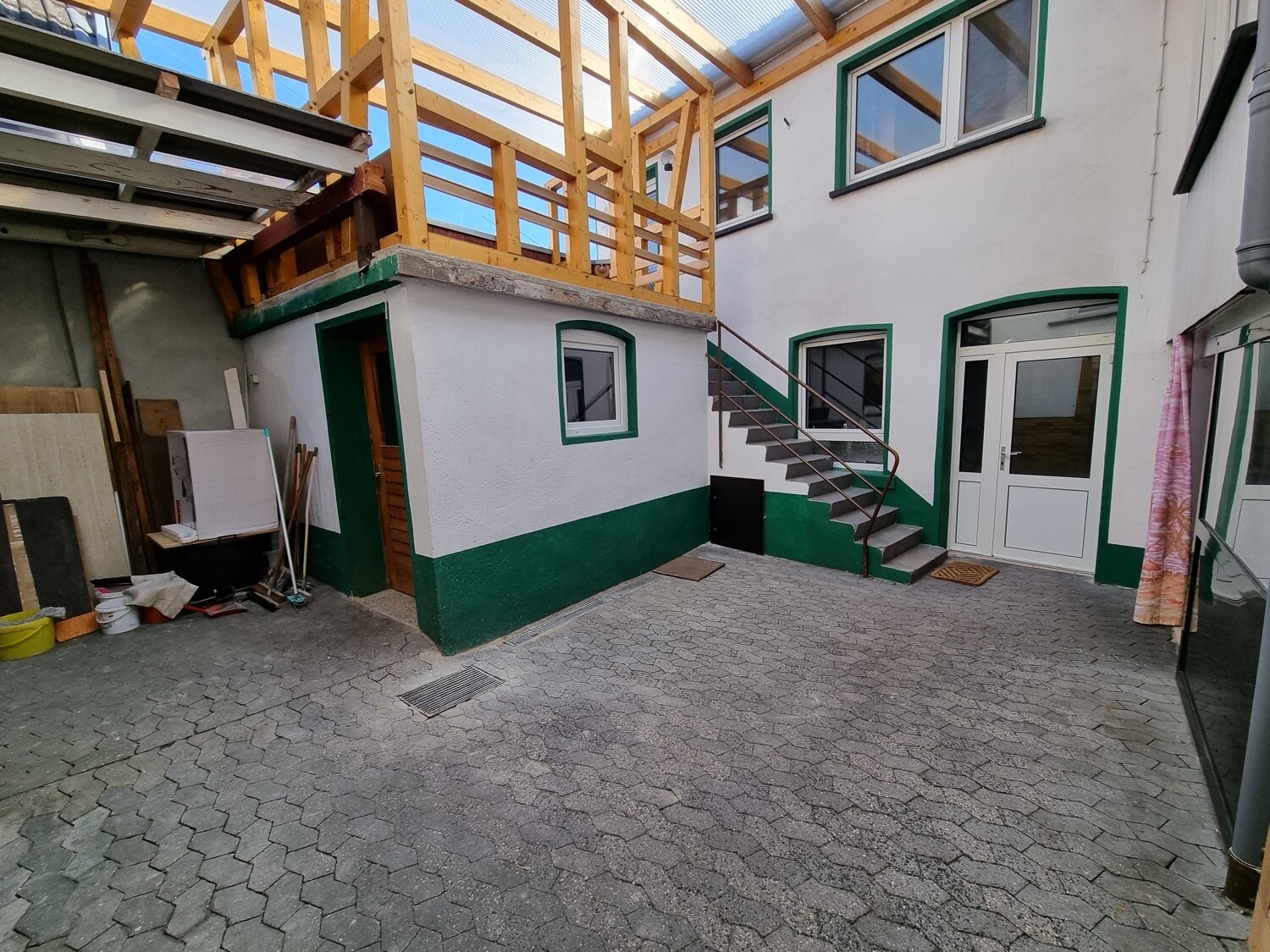 Innenhof mit Blick auf Anbau