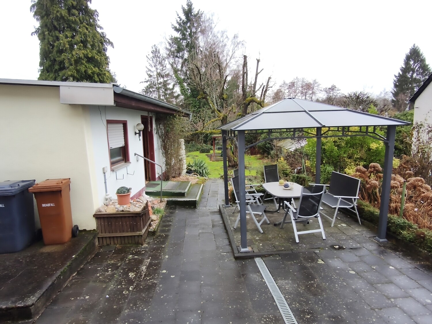 Nebengebäude - Terrasse