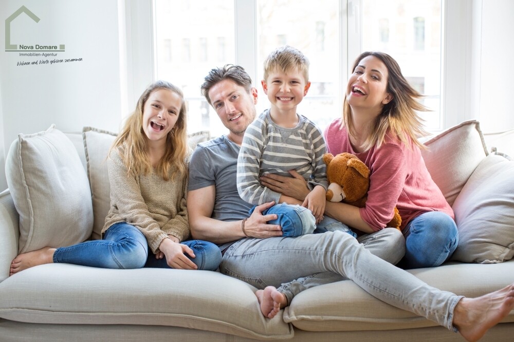 Glückliche Familie auf Sofa