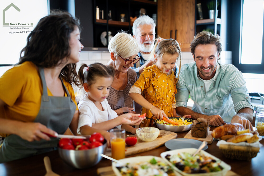 Familie beim Kochen