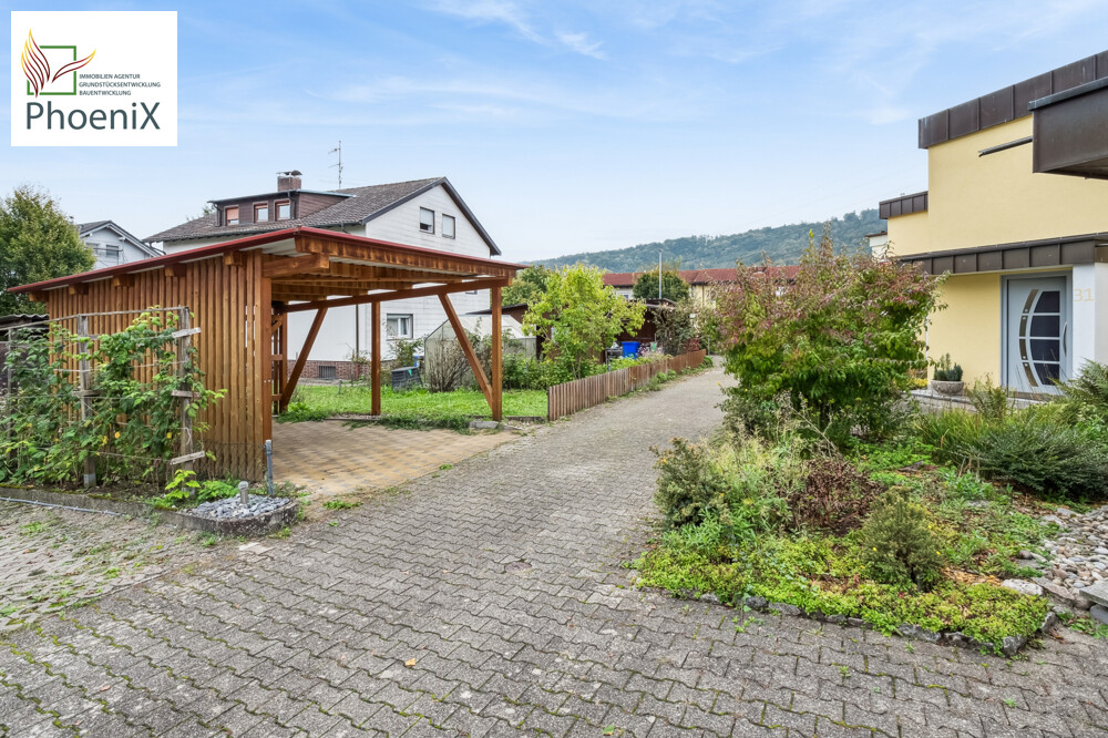Zufahrt und Carport