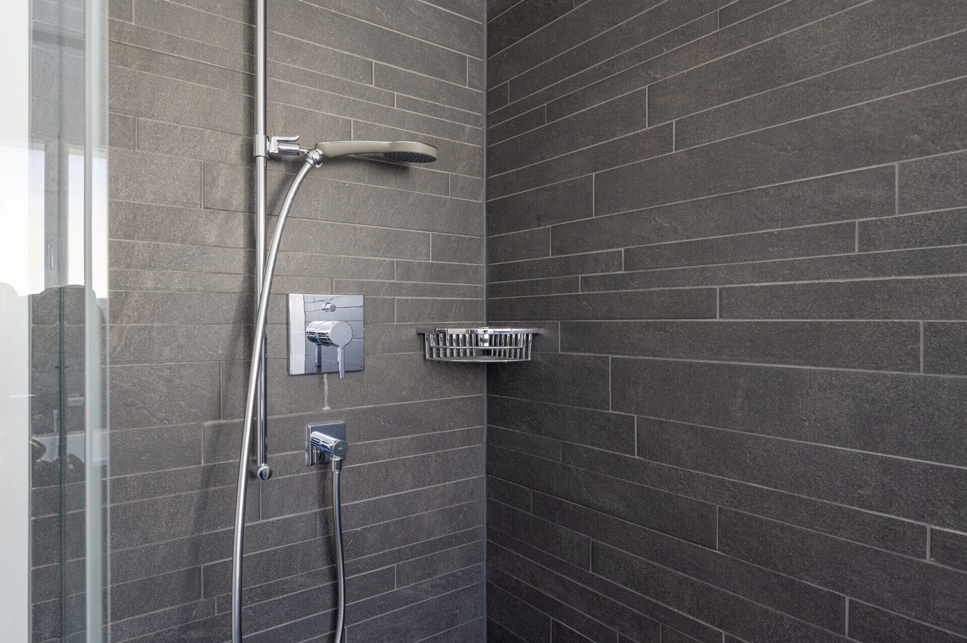 Dusche in Badezimmer