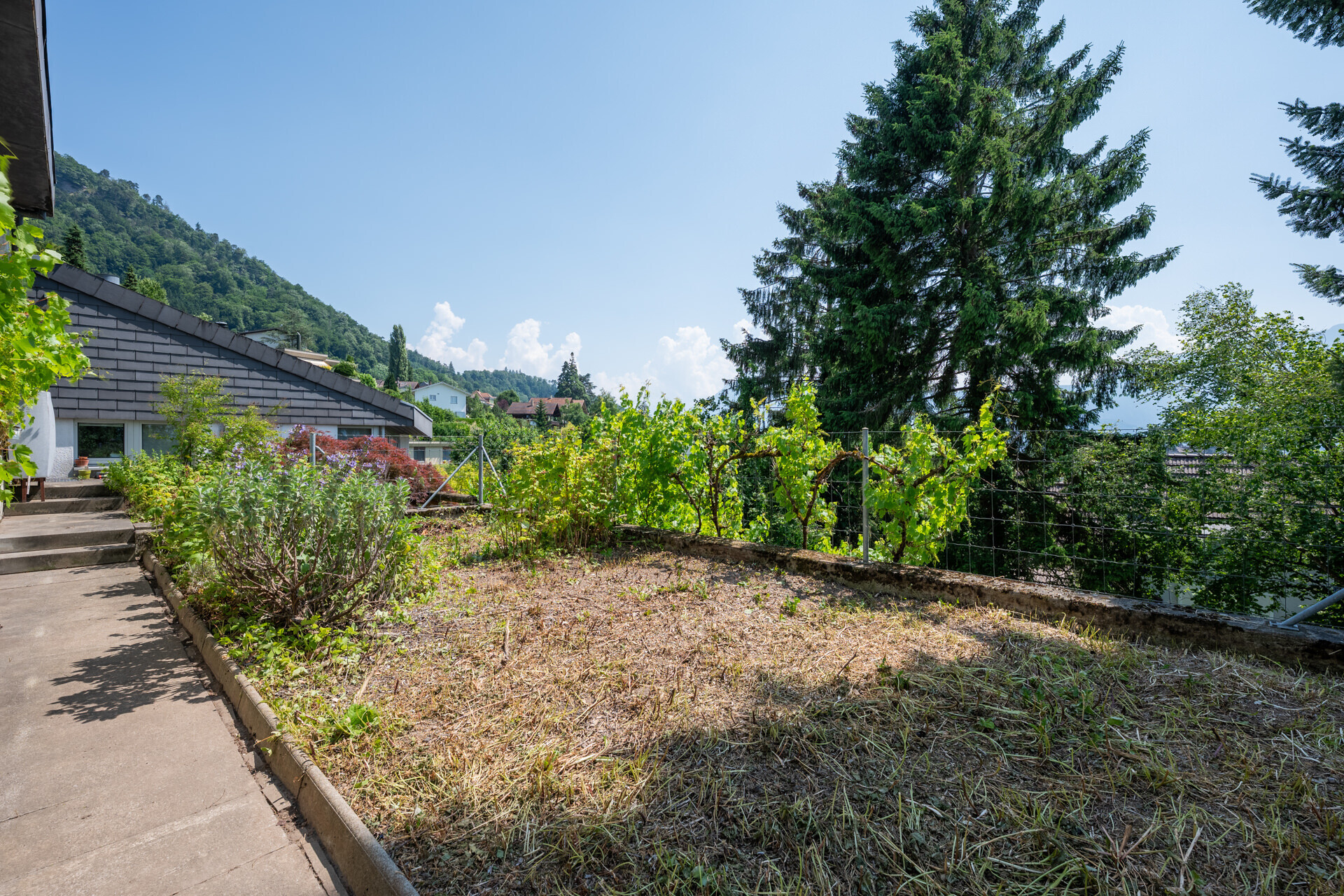 Grünanlage oberhalb Garage