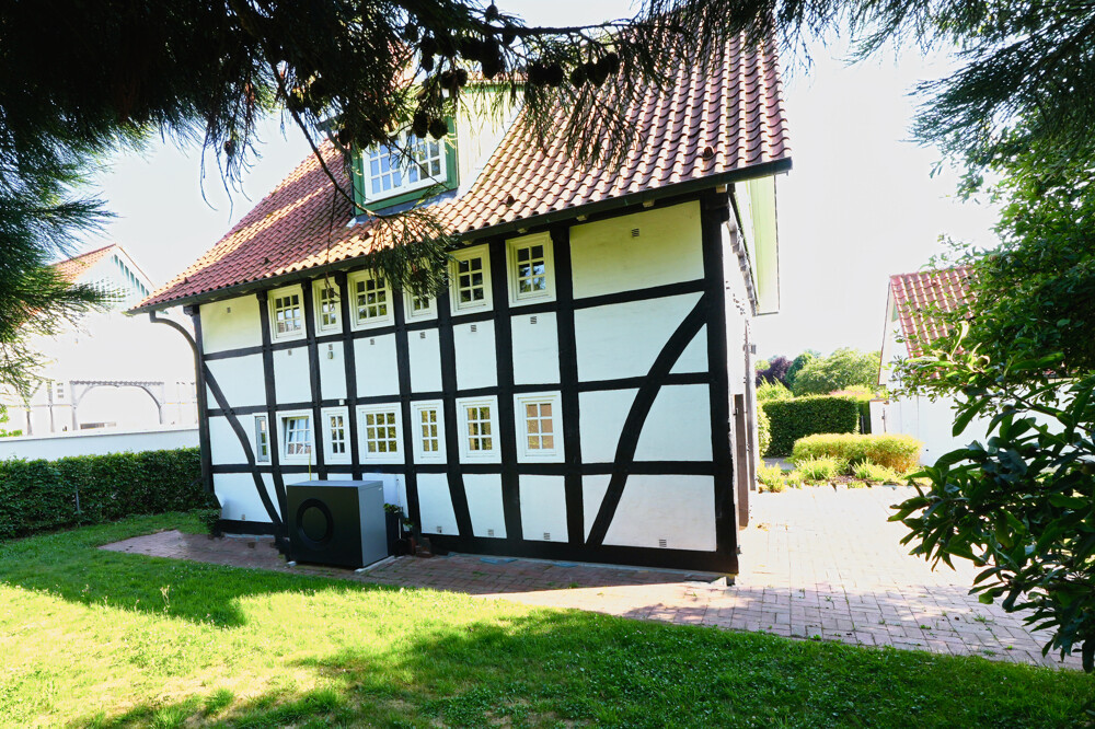 Rückansicht mit Wärmepumpe