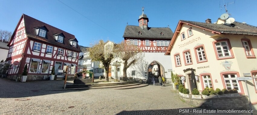 schöner Platz mit Brunnen