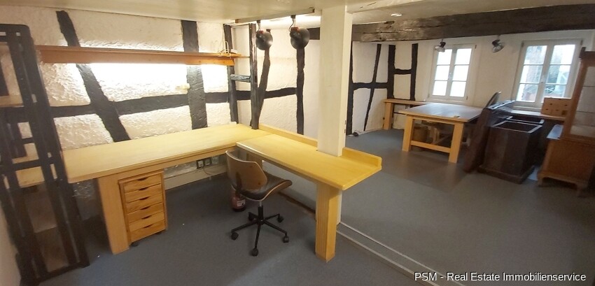 Büro und Zimmer im EG