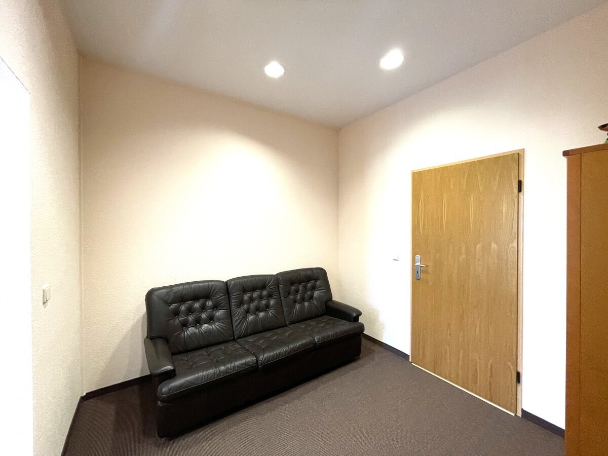 HG (EG), Gewerbe / Warten 