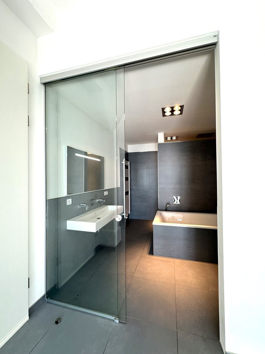 Glas-Schiebetür Masterbad