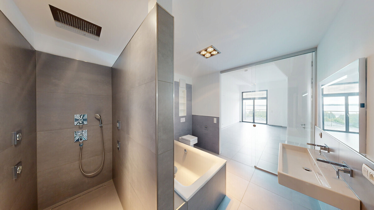 En Suite Masterbad mit Wellness-Dusche