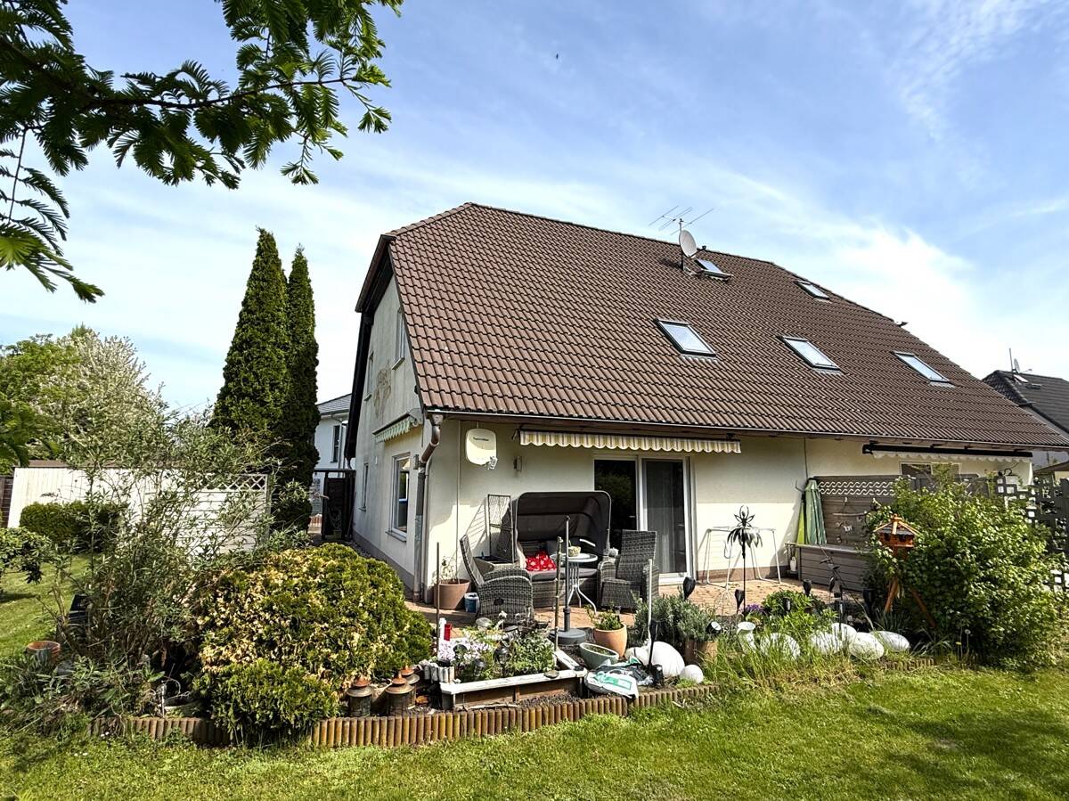 Objektrückseite mit Terrasse 1 