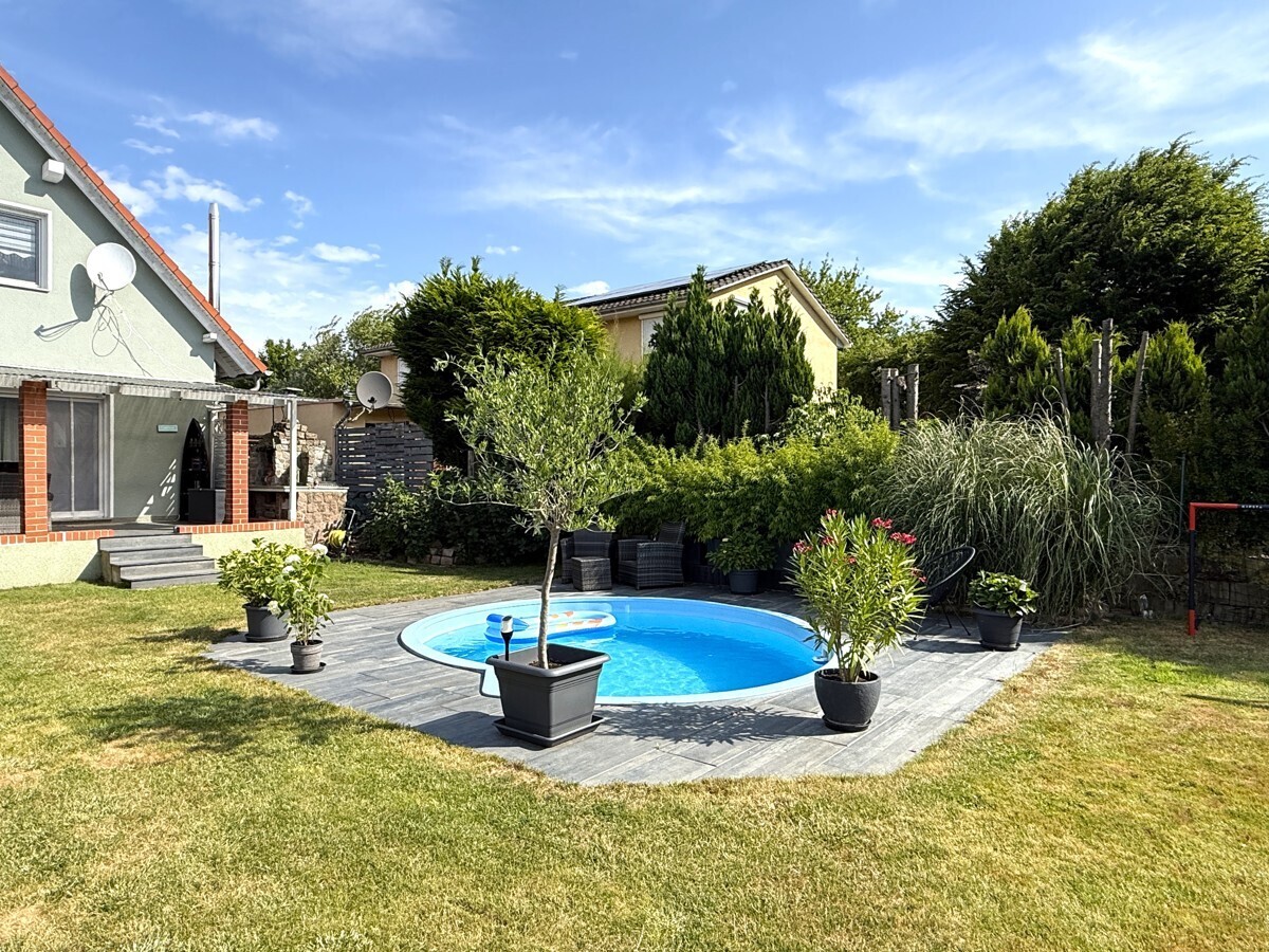 Gartengrundstück mit Poolbereich 