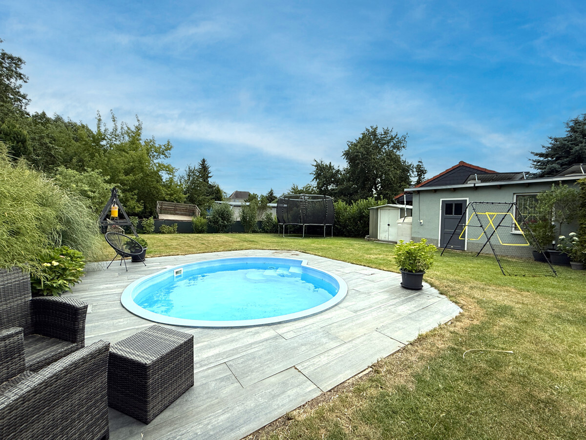 Gartengrundstück mit Pool-Bereich